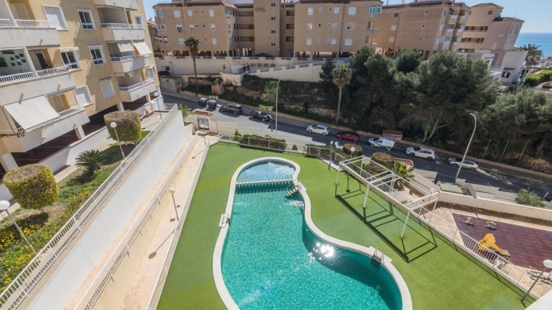 Foto 1 de la propiedad: Maravilloso ático con terraza de 48 m2 en urbanización con piscina reformado con vistas al mar en Santa Pola