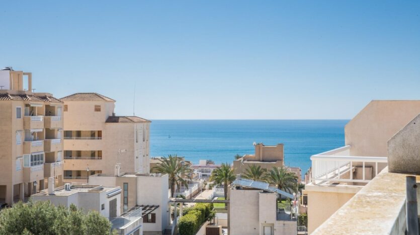 Foto 2 de la propiedad: Maravilloso ático con terraza de 48 m2 en urbanización con piscina reformado con vistas al mar en Santa Pola