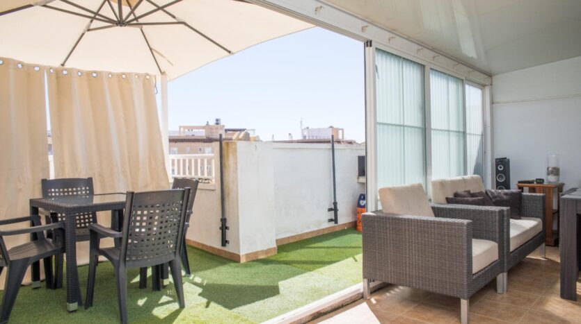 Foto 3 de la propiedad: Maravilloso ático con terraza de 48 m2 en urbanización con piscina reformado con vistas al mar en Santa Pola