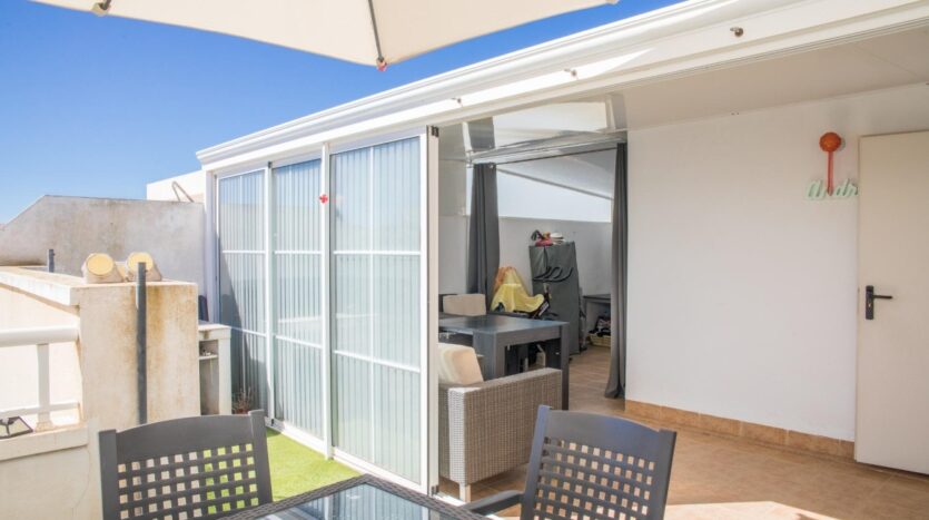 Ver todas las 47 fotos de la propiedad: Maravilloso ático con terraza de 48 m2 en urbanización con piscina reformado con vistas al mar en Santa Pola