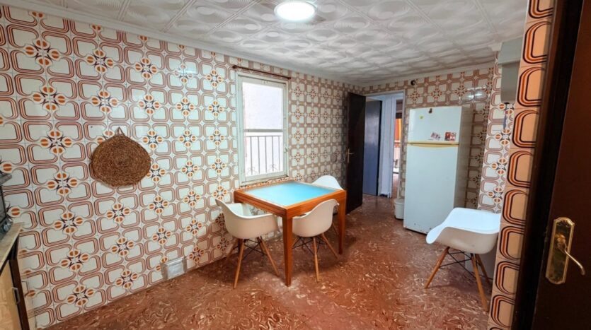 Foto 4 de la propiedad: Oportunidad en Elche: piso exterior y luminoso para reformar en Reina Victoria