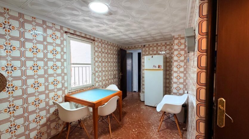 Ver todas las 34 fotos de la propiedad: Oportunidad en Elche: piso exterior y luminoso para reformar en Reina Victoria