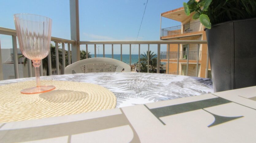 Foto 3 de la propiedad: ¿Y SI PUDIERAS TENER VISTAS AL MAR DESDE TODAS LAS ESTANCIAS DE TU APARTAMENTO? ¿Y SI BAJAR A LA PLAYA ES SIMPLEMENTE DICHO Y HECHO?