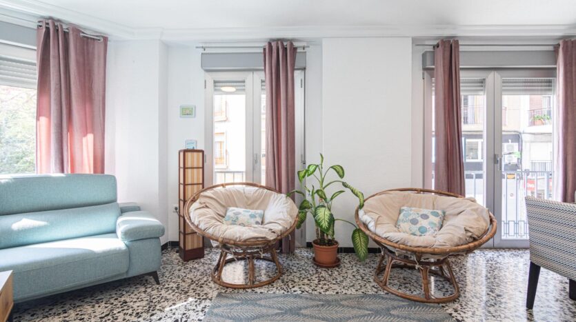 Foto 3 de la propiedad: DÚPLEX DE 180 M² EN EL CENTRO DE ELCHE JUNTO A FILET DE FORA | 5 DORMITORIOS, PATIO, BALCÓN Y MUCHA LUZ