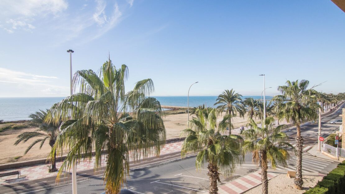 Foto 1 de la propiedad: Exclusivo adosado en primera línea de mar con ascensor privado, garaje y piscina en Urbanización Astilleros