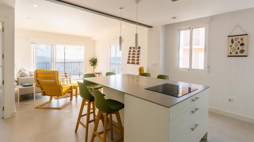 Foto de la propiedad: Exclusiva vivienda en primera línea de playa, completamente reformada y diseñada con un estilo moderno y acogedor. Situada en una espectacular esquina con orientación sur, disfruta de una luminosid