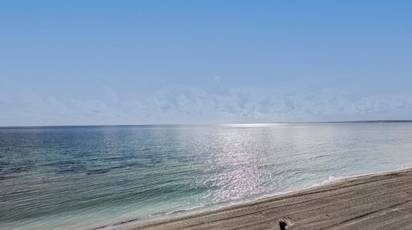 Ver todas las 20 fotos de la propiedad: Exclusiva vivienda en primera línea de playa, completamente reformada y diseñada con un estilo moderno y acogedor. Situada en una espectacular esquina con orientación sur, disfruta de una luminosid