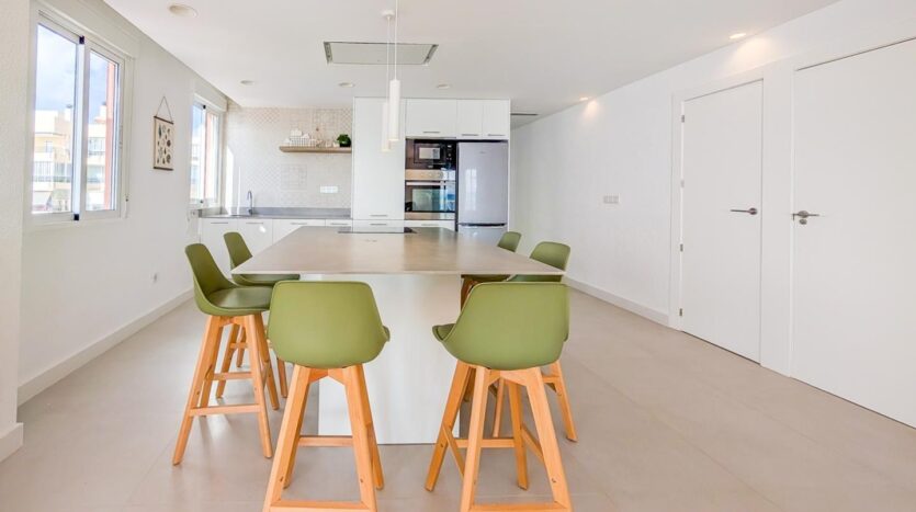 Foto 2 de la propiedad: Exclusiva vivienda en primera línea de playa, completamente reformada y diseñada con un estilo moderno y acogedor. Situada en una espectacular esquina con orientación sur, disfruta de una luminosid