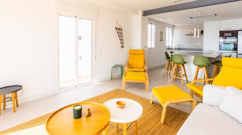 Foto 3 de la propiedad: Exclusiva vivienda en primera línea de playa, completamente reformada y diseñada con un estilo moderno y acogedor. Situada en una espectacular esquina con orientación sur, disfruta de una luminosid
