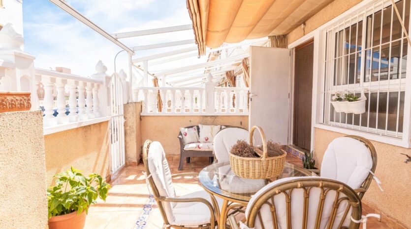 Foto 4 de la propiedad: Espectacular tríplex adosado en esquina junto a Playa del Tamarit en venta – amplitud, luz y ubicación privilegiada en Santa Pola