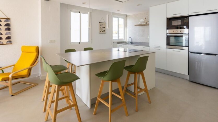 Foto 4 de la propiedad: Exclusiva vivienda en primera línea de playa, completamente reformada y diseñada con un estilo moderno y acogedor. Situada en una espectacular esquina con orientación sur, disfruta de una luminosid