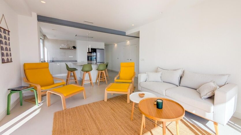 Ver todas las 20 fotos de la propiedad: Exclusiva vivienda en primera línea de playa, completamente reformada y diseñada con un estilo moderno y acogedor. Situada en una espectacular esquina con orientación sur, disfruta de una luminosid