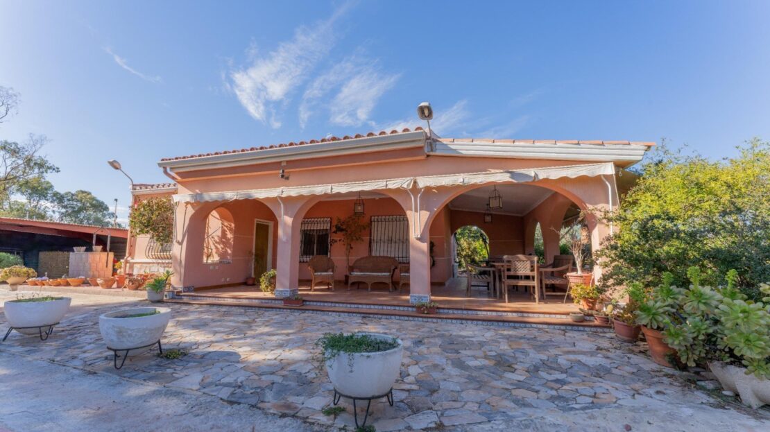 Foto 1 de la propiedad: Chalet con piscina a 5 min de la playa en El Altet – parcela privada con taller, huerto y múltiples espacios