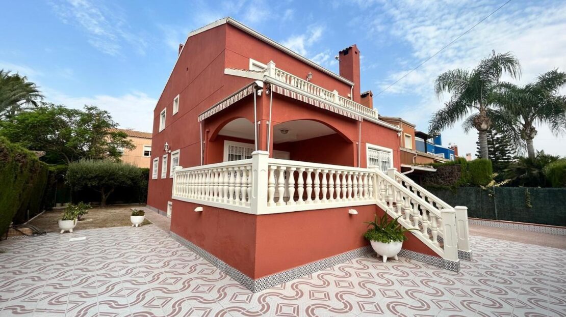 Foto 1 de la propiedad: Fantástica casa en Valverde, con amplias terrazas, piscina comunitaria, de 5dormitorios, 3baños, con garaje y trastero. Es perfecta para familias que buscan espacio y comodidad.