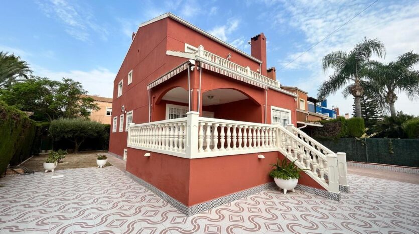 Foto de la propiedad: Fantástica casa en Valverde, con amplias terrazas, piscina comunitaria, de 5dormitorios, 3baños, con garaje y trastero. Es perfecta para familias que buscan espacio y comodidad.