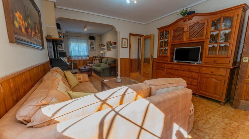 Foto 2 de la propiedad: Chalet con piscina a 5 min de la playa en El Altet – parcela privada con taller, huerto y múltiples espacios