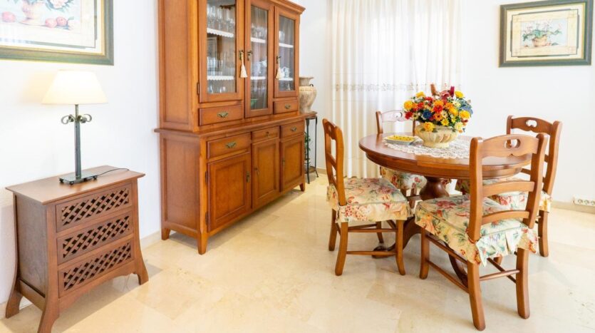 Foto 2 de la propiedad: Fantástica casa en Valverde, con amplias terrazas, piscina comunitaria, de 5dormitorios, 3baños, con garaje y trastero. Es perfecta para familias que buscan espacio y comodidad.