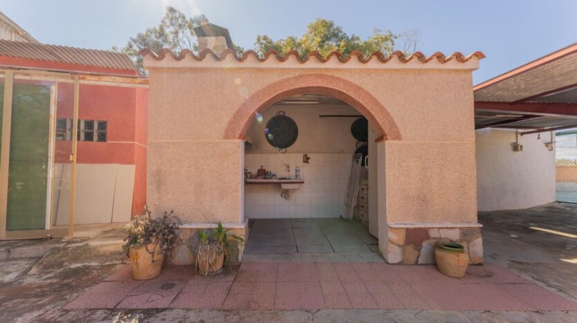 Foto 3 de la propiedad: Chalet con piscina a 5 min de la playa en El Altet – parcela privada con taller, huerto y múltiples espacios