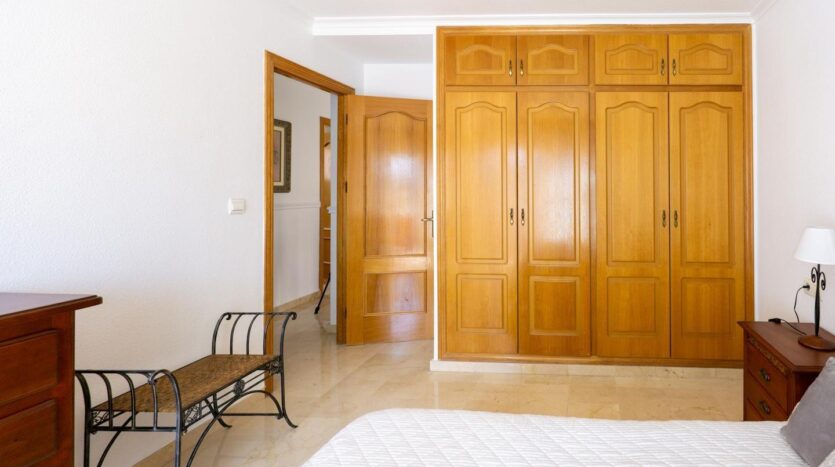 Foto 3 de la propiedad: Fantástica casa en Valverde, con amplias terrazas, piscina comunitaria, de 5dormitorios, 3baños, con garaje y trastero. Es perfecta para familias que buscan espacio y comodidad.