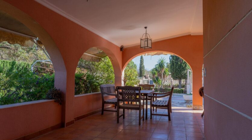 Foto 4 de la propiedad: Chalet con piscina a 5 min de la playa en El Altet – parcela privada con taller, huerto y múltiples espacios