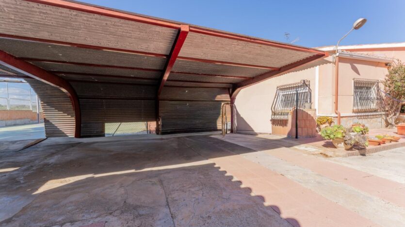 Ver todas las 20 fotos de la propiedad: Chalet con piscina a 5 min de la playa en El Altet – parcela privada con taller, huerto y múltiples espacios
