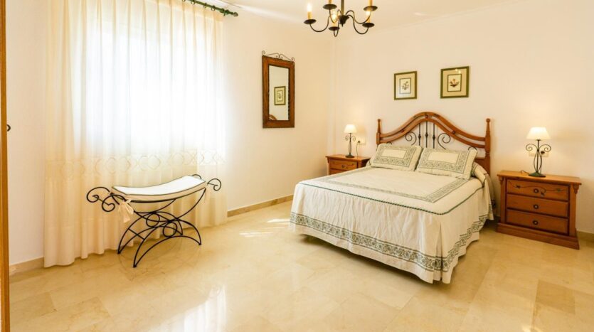 Ver todas las 20 fotos de la propiedad: Fantástica casa en Valverde, con amplias terrazas, piscina comunitaria, de 5dormitorios, 3baños, con garaje y trastero. Es perfecta para familias que buscan espacio y comodidad.