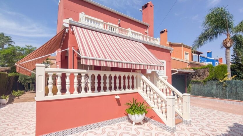 Foto 2 de la propiedad: Fantástica casa en Valverde, con amplias terrazas, piscina comunitaria, de 5dormitorios, 3baños, con garaje y trastero. Es perfecta para familias que buscan espacio y comodidad.