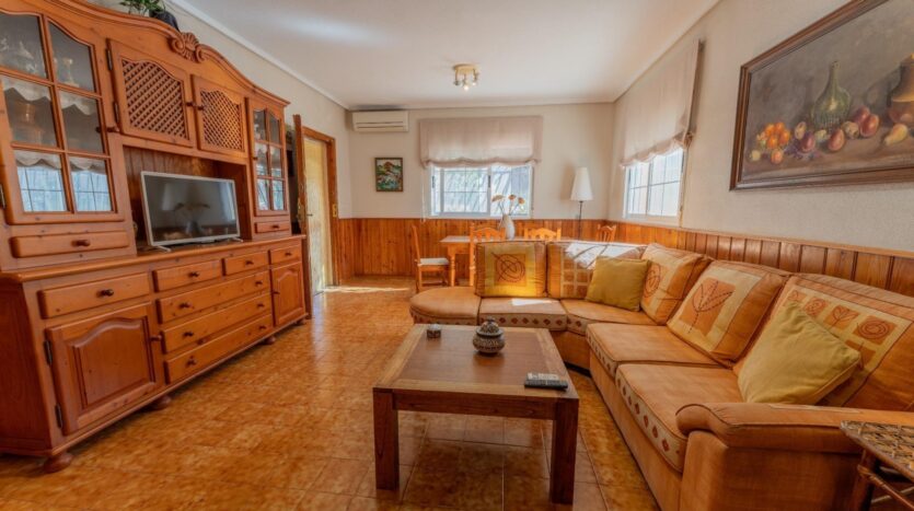Foto 3 de la propiedad: Chalet con piscina a 5 min de la playa en El Altet – parcela privada con taller, huerto y múltiples espacios