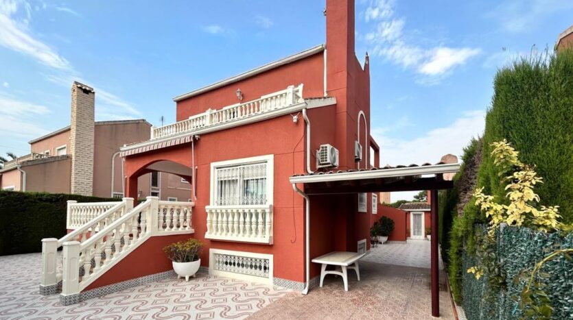 Foto 3 de la propiedad: Fantástica casa en Valverde, con amplias terrazas, piscina comunitaria, de 5dormitorios, 3baños, con garaje y trastero. Es perfecta para familias que buscan espacio y comodidad.