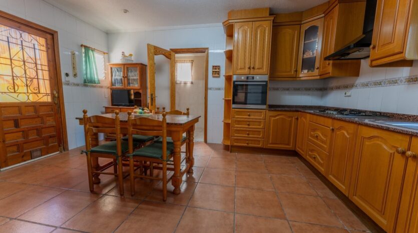 Foto 4 de la propiedad: Chalet con piscina a 5 min de la playa en El Altet – parcela privada con taller, huerto y múltiples espacios