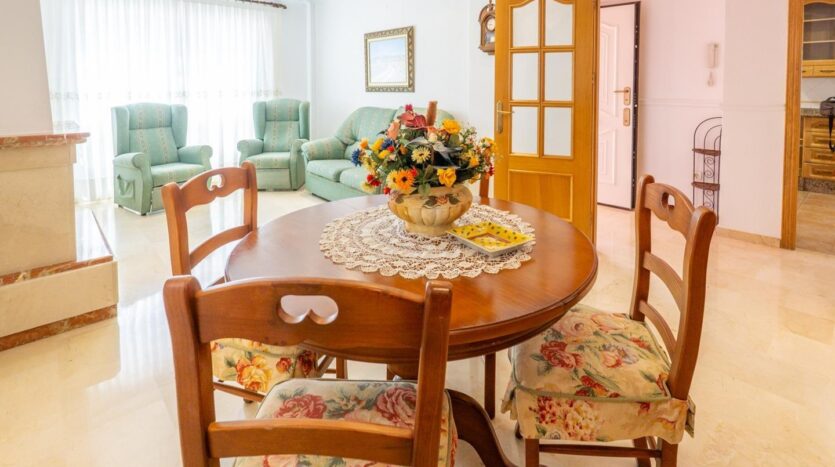 Ver todas las 20 fotos de la propiedad: Fantástica casa en Valverde, con amplias terrazas, piscina comunitaria, de 5dormitorios, 3baños, con garaje y trastero. Es perfecta para familias que buscan espacio y comodidad.