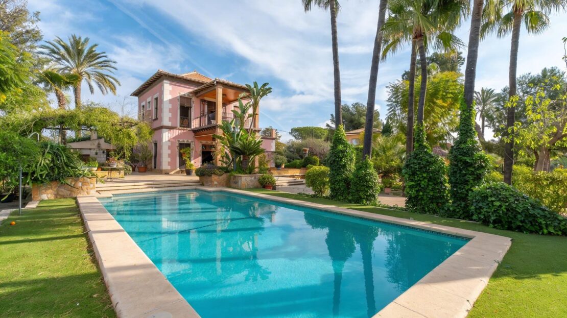 Foto 1 de la propiedad: 🌴 VILLA MEDITERRÁNEA DE LUJO EN ELCHE: UNA JOYA HISTÓRICA ENTRE NATURALEZA Y ELEGANCIA.