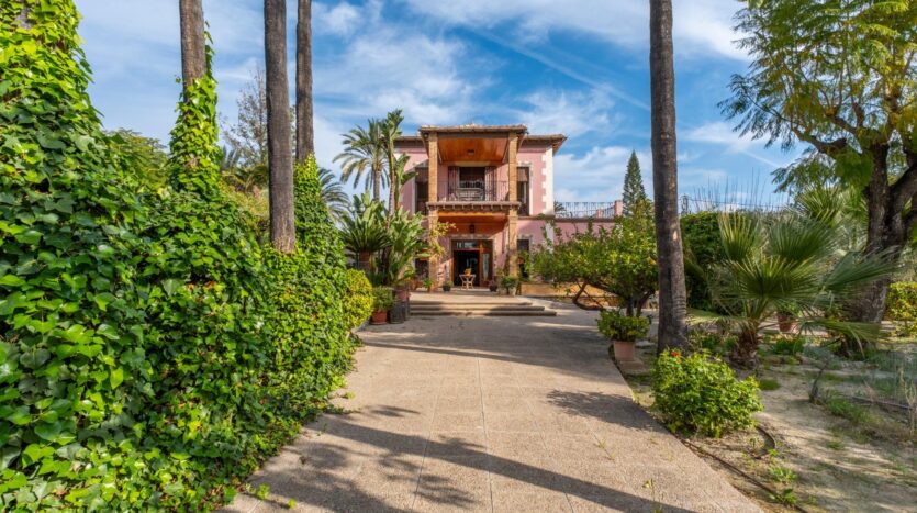 Foto 2 de la propiedad: 🌴 VILLA MEDITERRÁNEA DE LUJO EN ELCHE: UNA JOYA HISTÓRICA ENTRE NATURALEZA Y ELEGANCIA.