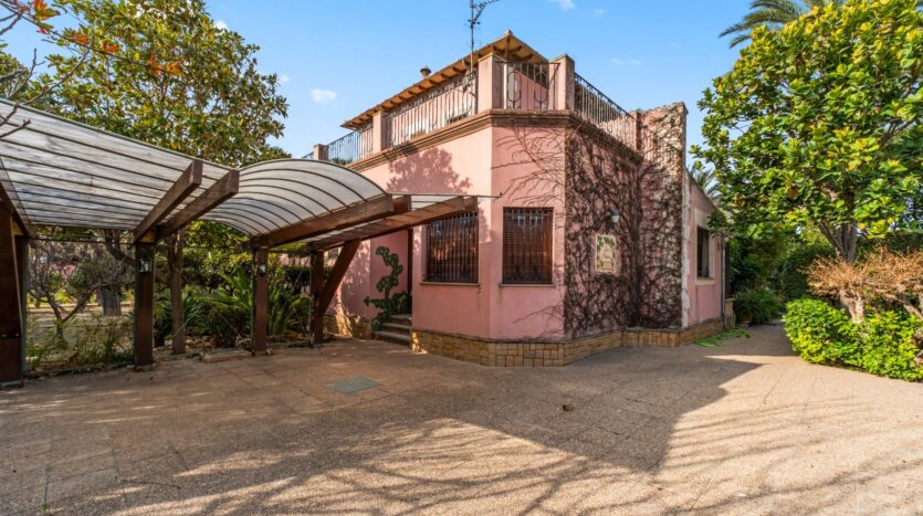 Foto 3 de la propiedad: 🌴 VILLA MEDITERRÁNEA DE LUJO EN ELCHE: UNA JOYA HISTÓRICA ENTRE NATURALEZA Y ELEGANCIA.