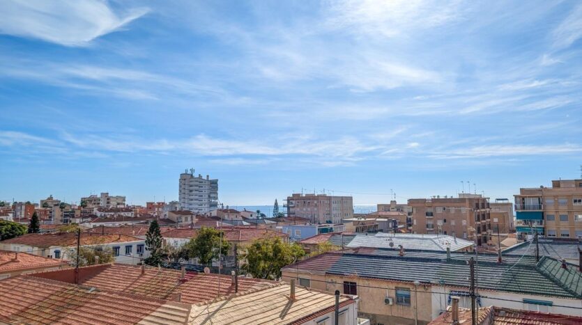 Ver todas las 20 fotos de la propiedad: Piso con magnificas terrazas, con vistas al mar en urbanización privada, de 3 habitaciones, 2 baños, piscina y con plaza de parking a un paso de la playa en Playa Lisa, Santa Pola.