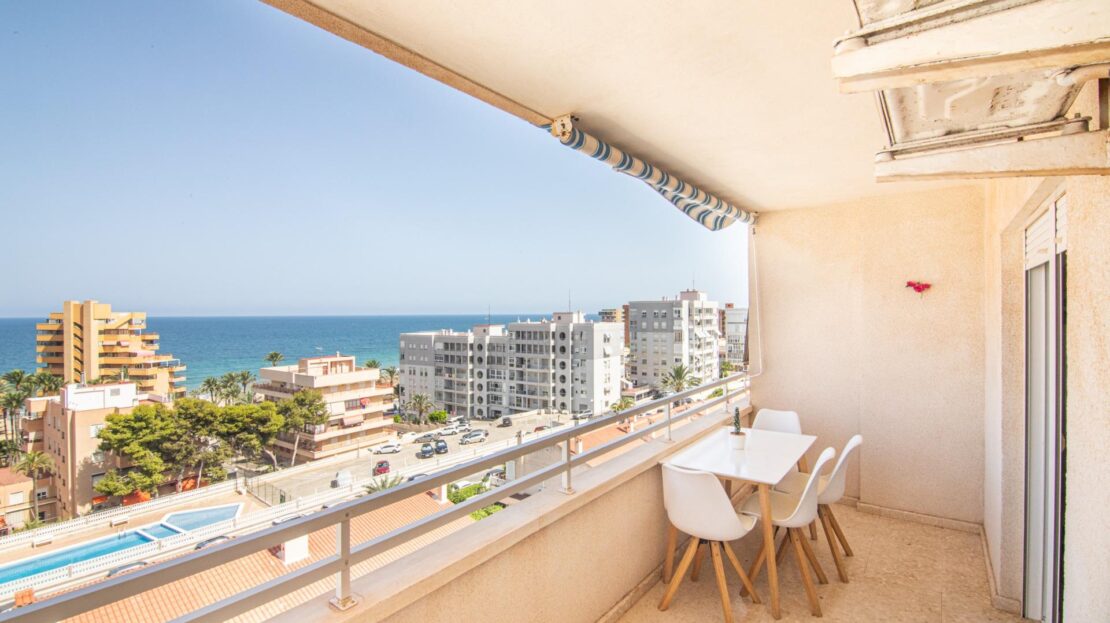 Foto 1 de la propiedad: Ático con vistas definitivas al mar y terraza de uso privado con acceso desde la vivienda y piscina comunitaria