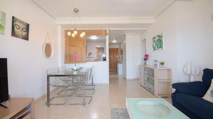 Foto 3 de la propiedad: Ático con vistas definitivas al mar y terraza de uso privado con acceso desde la vivienda y piscina comunitaria