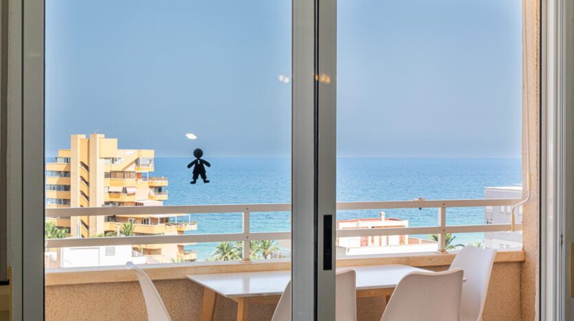 Foto 4 de la propiedad: Ático con vistas definitivas al mar y terraza de uso privado con acceso desde la vivienda y piscina comunitaria