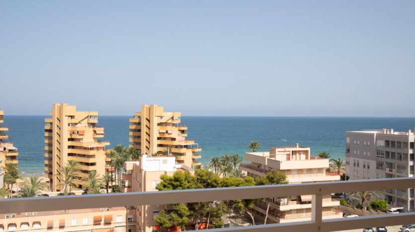 Foto 2 de la propiedad: Ático con vistas definitivas al mar y terraza de uso privado con acceso desde la vivienda y piscina comunitaria
