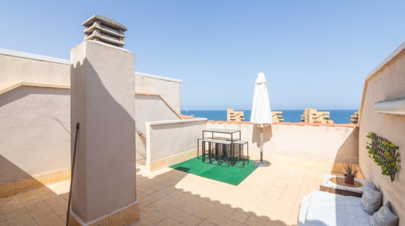 Foto 3 de la propiedad: Ático con vistas definitivas al mar y terraza de uso privado con acceso desde la vivienda y piscina comunitaria