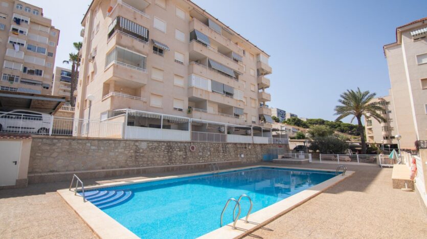 Foto 4 de la propiedad: Ático con vistas definitivas al mar y terraza de uso privado con acceso desde la vivienda y piscina comunitaria