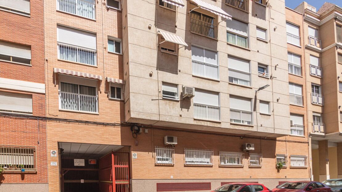 Foto 1 de la propiedad: Venta vivienda VPO con plaza de garaje en Elche ciudad.