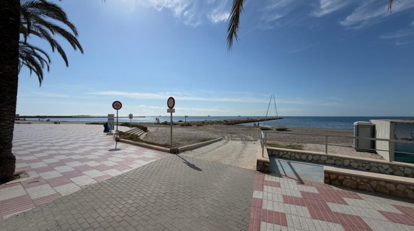 Foto 3 de la propiedad: APARTAMENTO EN PRIMERA LÍNEA DE PLAYA EN SANTA POLA ZONA CALAS SANTIAGO BERNABEU