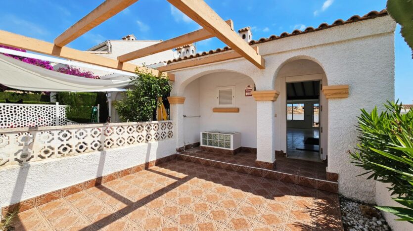 Ver todas las 20 fotos de la propiedad: 🏡 OPORTUNIDAD EN GRAN VISTA – BUNGALOW A REFORMAR ADOSADO CON VISTAS AL MAR Y GRAN POTENCIAL
