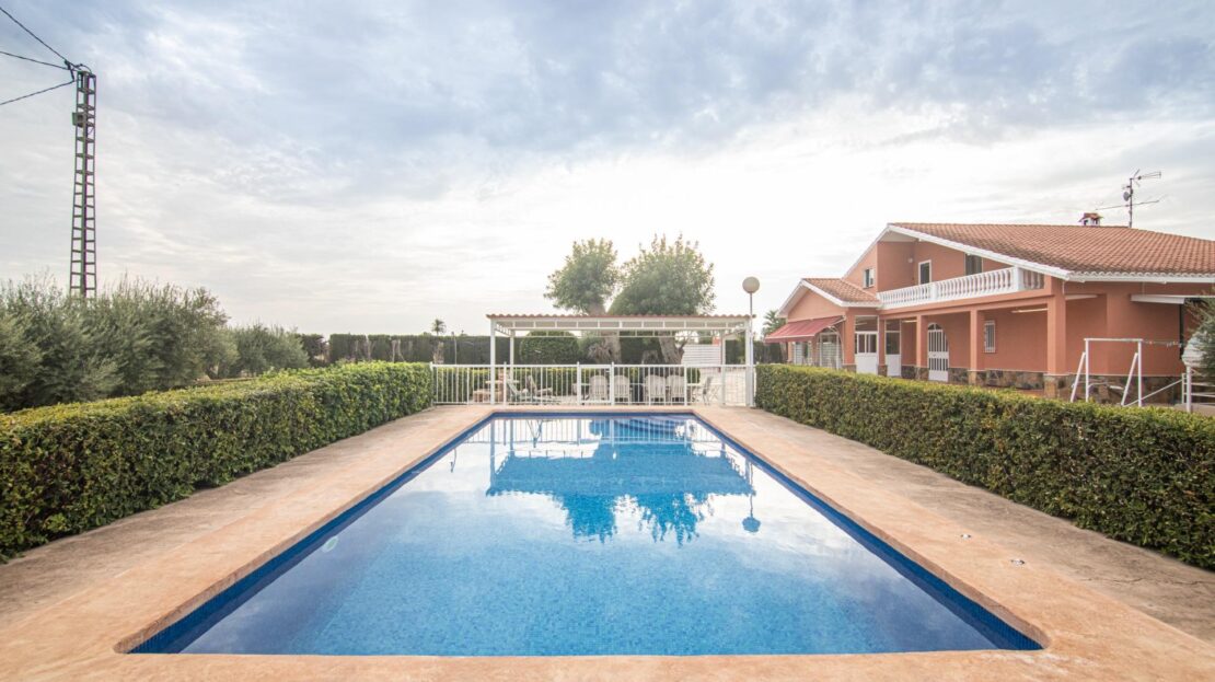 Foto 1 de la propiedad: Chalet sito en Valverde con 6 habitaciones, 3 baños, piscina y garaje