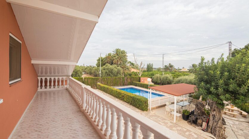 Foto 4 de la propiedad: Chalet sito en Valverde con 6 habitaciones, 3 baños, piscina y garaje
